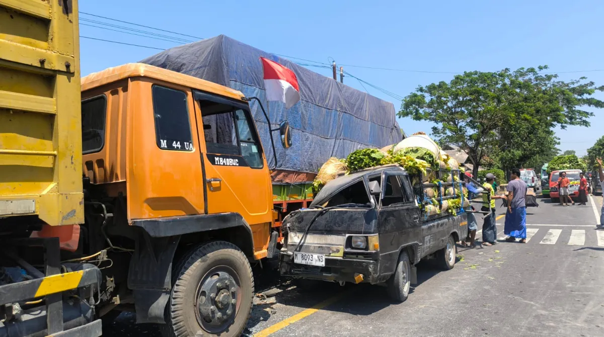 Pickup Tabrak Fuso Saat Menyalip di Sampang, Sopir Dievakuasi dengan Luka Serius