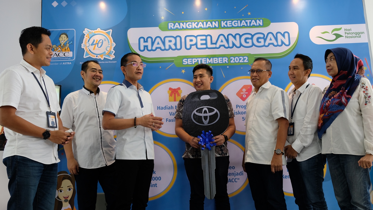 Penyerahan hadiah pemenang pelanggan terpilh 