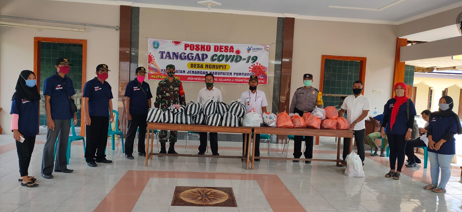 Pemerintah Desa Ngrupit Ponorogo saat akan membagikan masker dan sembako gratis