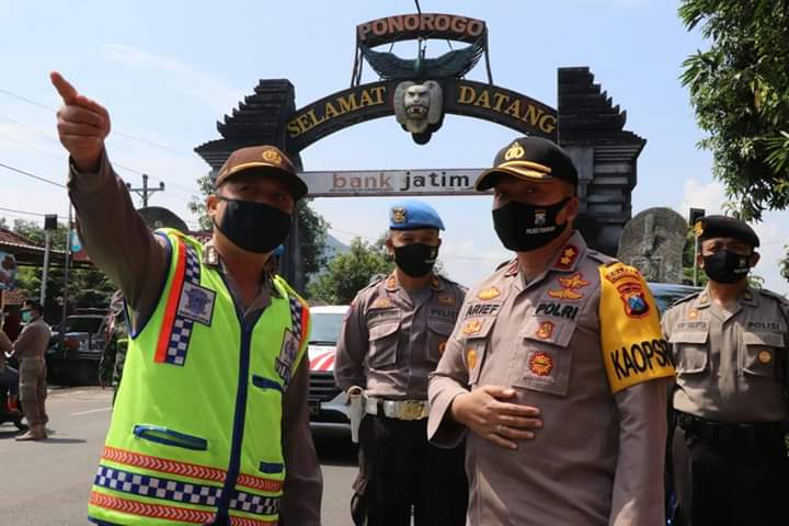 Kapolres Ponorogo saat meninjau perbatasan Provinsi Jatim