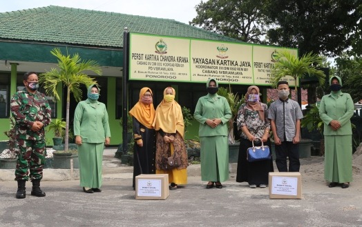 Ketua Persit KCK Cab. XVI Dim Ponorogo Serahkan Bingkisan Kepada Warakawuri saat acara Bhakti Sosial Persit Kartika Chandra Kirana PD V/Brawijaya
