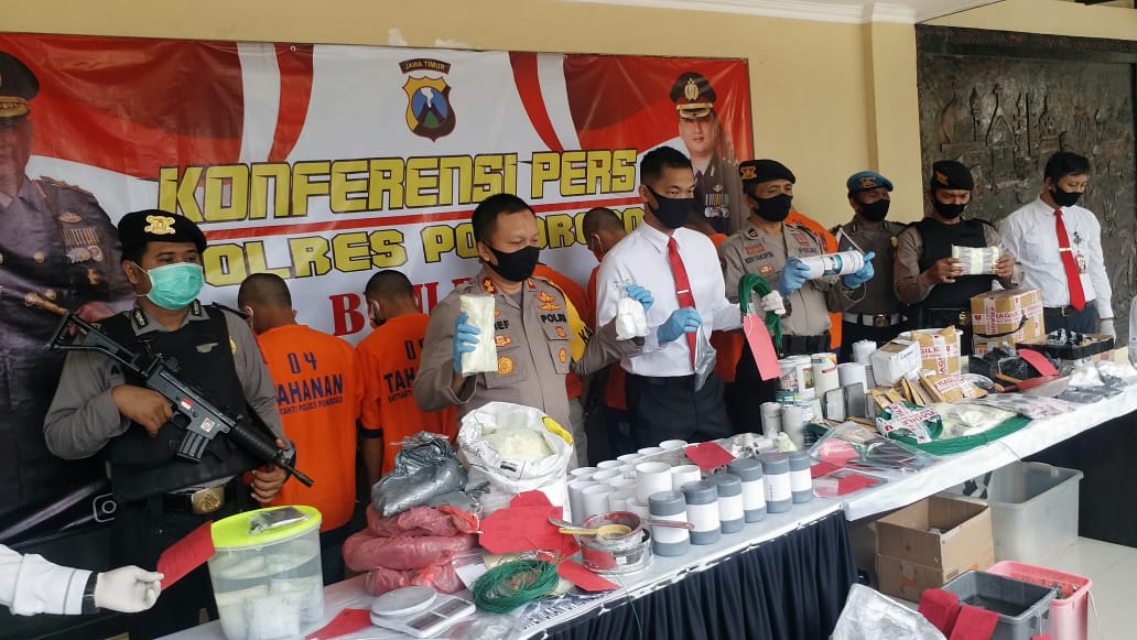 Kapolres Ponorogo saat rilis Barang Bukti serta Pelaku Pembuat dan Penjual Mercon