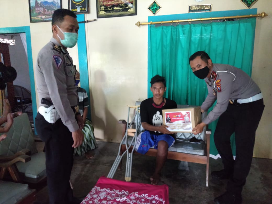 Polres Ngawi Beri Bantuan Kepada Korban Laka Lantas