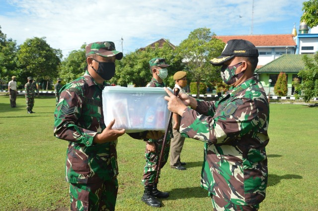 Dandim Ponorogo Saat Menyerahkan Bingkisan Lebaran