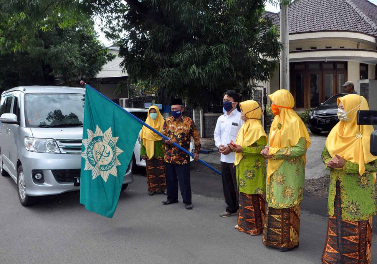 Pimpinan Daerah Aisyiyah Ponorogo saat akan memberangkatkan relawan Muhammdiyah