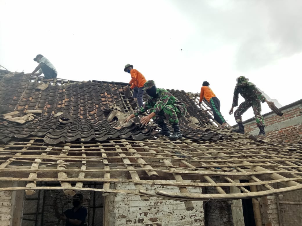 Karya bhakti Koramil 0802/02 Jenangan saat rehab rumah warga