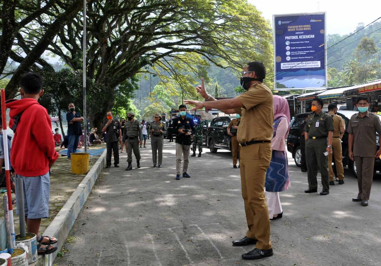 Bupati Ponorogo saat memberikan arahan kepada pengunjung jarak 1 meter