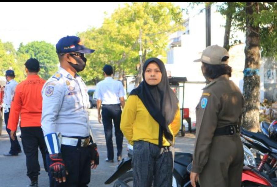 Petugas Gabungan Merazia Masyarakat Yang Tidak Memakai Masker