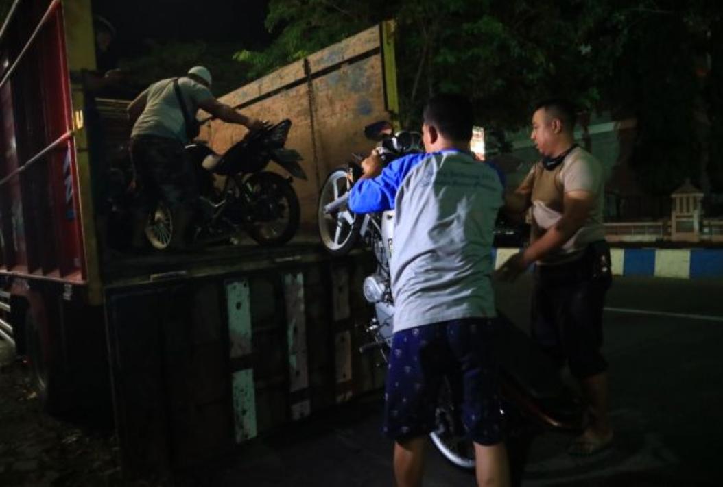 Sepeda Motor Yang Buat Balapan Liar Diangkut Ke Polres Ponorogo