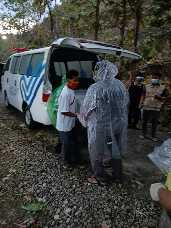 Jenasah Rusdi saat akan di makamkan di pemakaman Desa