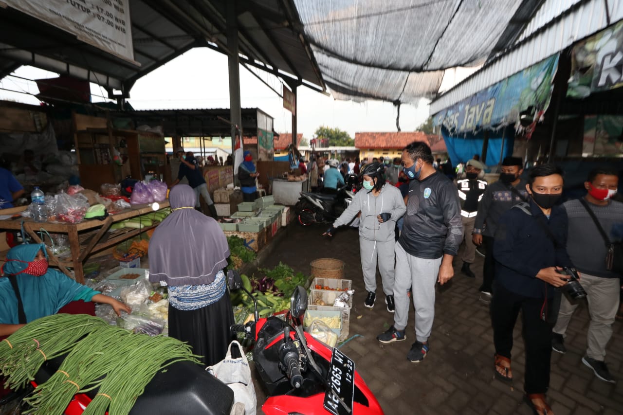 Bupati Ponorogo bersama Forpimda dan Anggota Komisi VDPR RI, Sri Wahyuni saat mengunjungi Sentra Bumi Reog