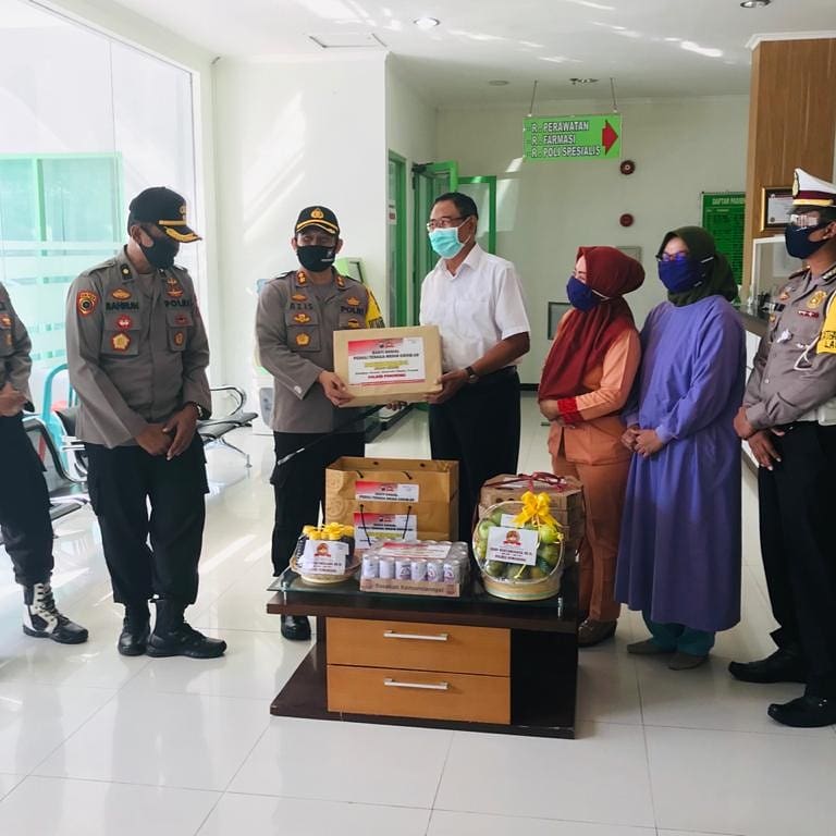 Kapolres Ponorogo AKBP Mochamad Nur Azis saat memberikan bingkisan