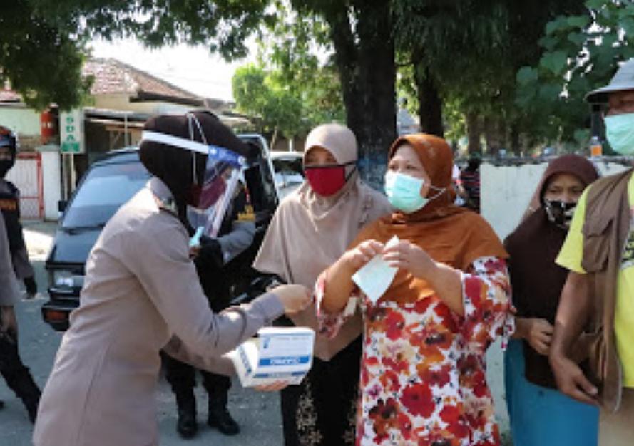 Anggota Polres Ponorogo saat membagikan masker