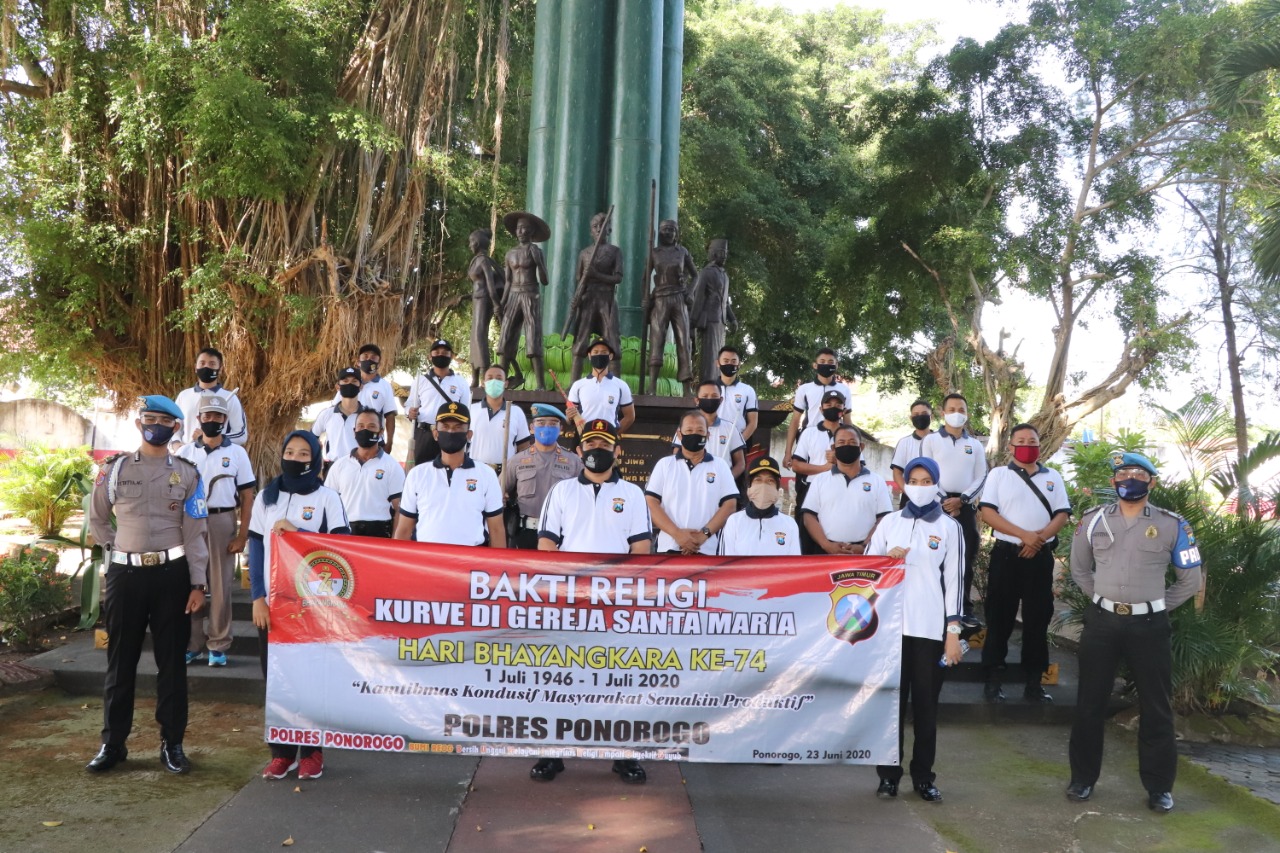 Polres Ponorogo saat giat bakti religi di Gereja Santa Maria Ponorogo