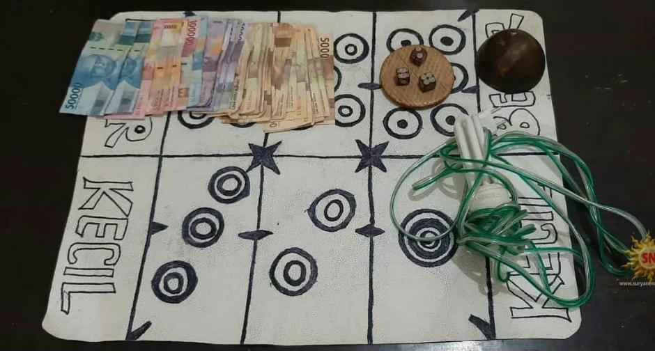 Barang bukti Judi Kopyok Dadu yang berhasil diamankan Polsek Sawoo Ponorogo