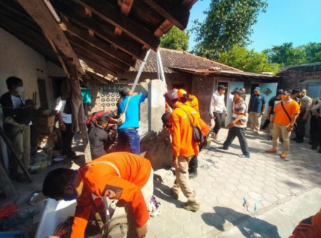 Petugas BPBD Ponorogo saat evakuasi korban