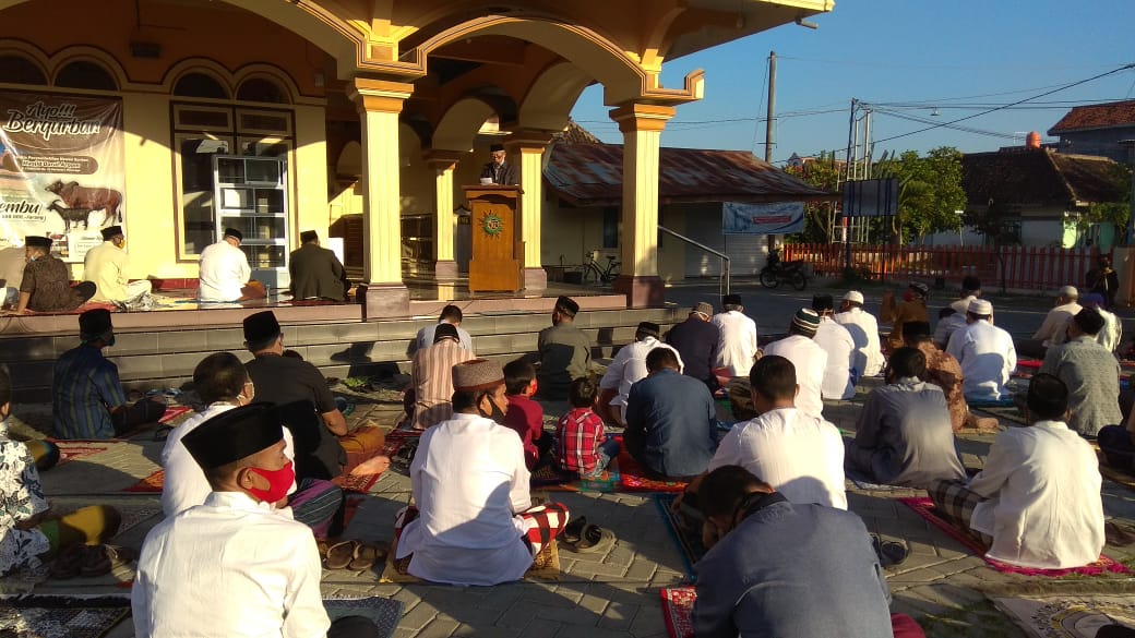 Para Warga saat melaksanakan sholat ied adha di masjid Darul Arqom