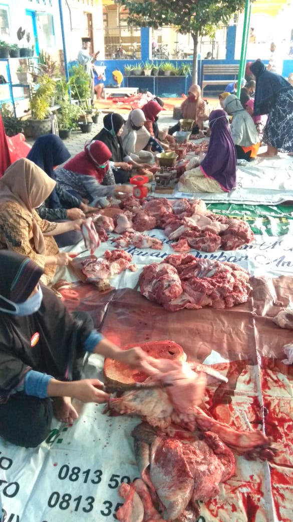 Jamaah Masjid Darul Arqom Kertosari Ponorogo Saat Menemas Daging Kurban