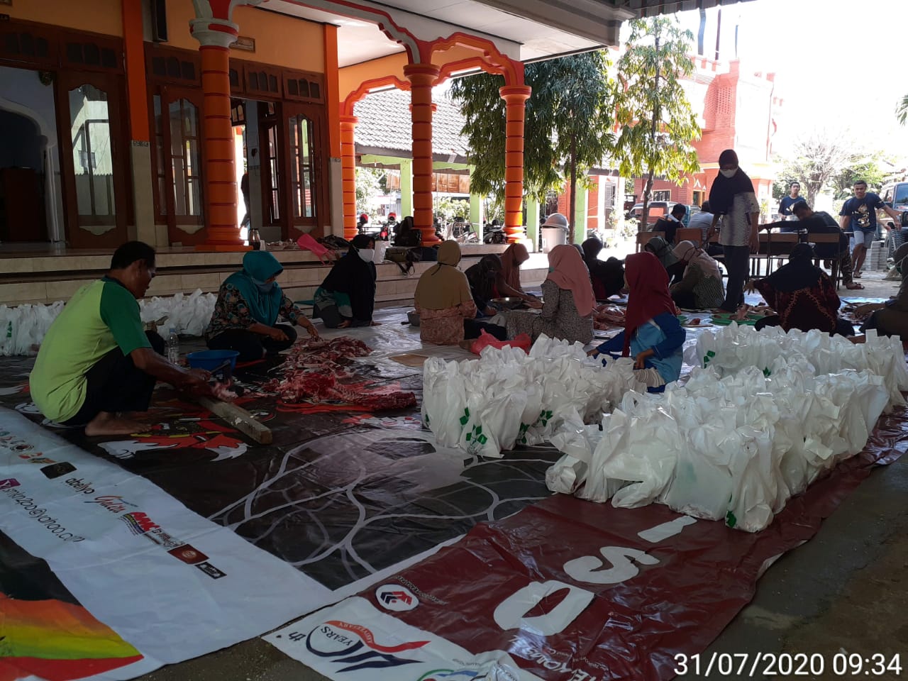 Guru dan Siswa SMKN 2 Ponorogo saat mengemas daging kurban