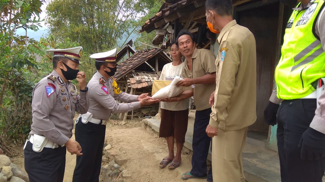 Kasat Lantas Polres Ponorogo, AKP Indra Budi Wibowo saat menyerahkan Sembako kepada masyarakat