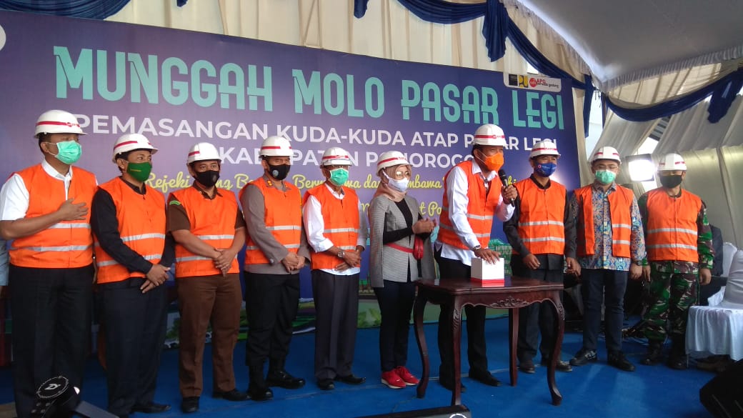 Bupati Ponorogo saat menghadiri Prosesi Munggah Molo Pasar Legi Ponorogo