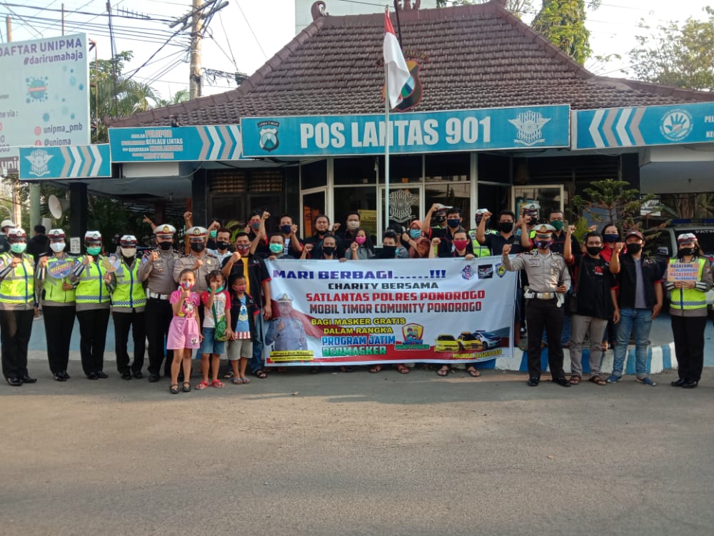 Mobil Timor Community Bersama Satlantas Ponorogo Saat Akan Bagi Masker