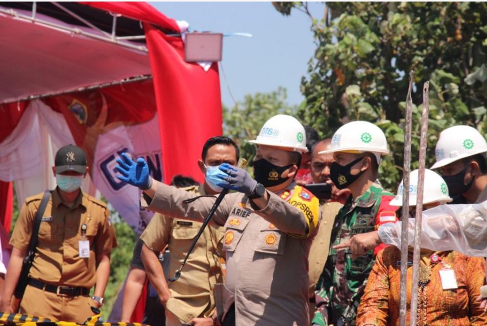 Kapolres Gresik AKBP Arief Fitrianto saat meninjau Peresmian Ground Breaking Kali Lamong