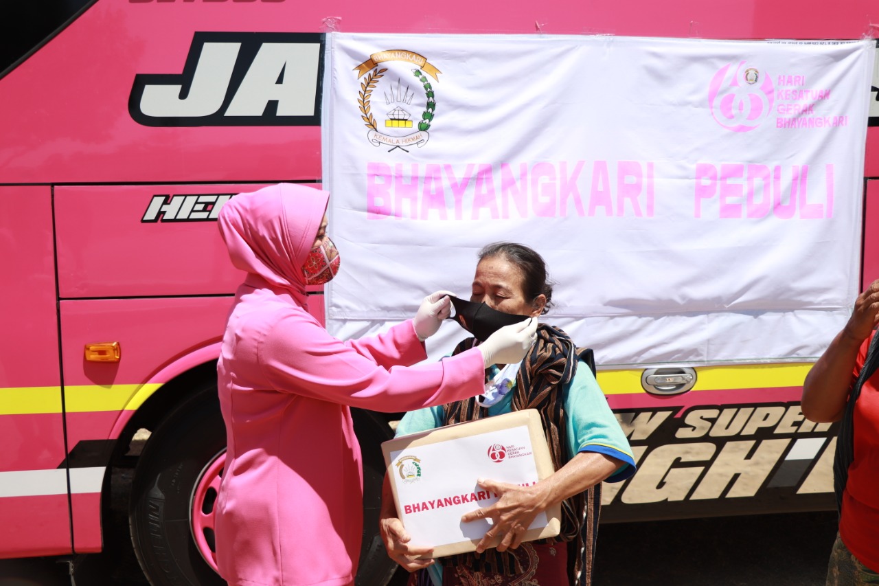 Lina Nur Azis Ketua Bhayangkari Polres Ponorogo Memberikan Bantuan Sembako