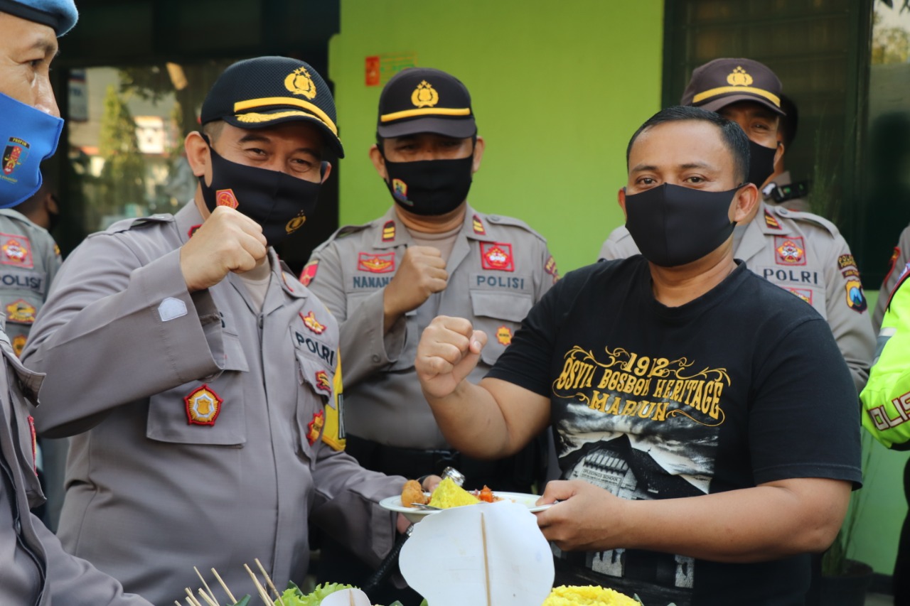 Kapolres Ponorogo AKBP Mochamad Nur Azis saat mendatangi Kediaman Dandim 0802 Ponorogo  Letkol Inf. Sigit Sugiharto