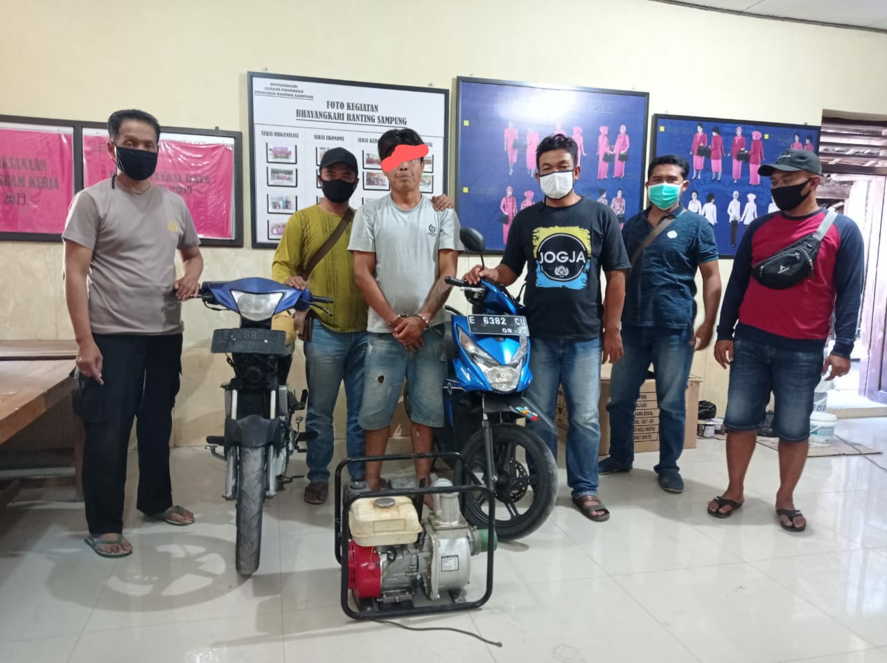 Tersangka dan barang bukti di amankan di Polsek Sampung Ponorogo