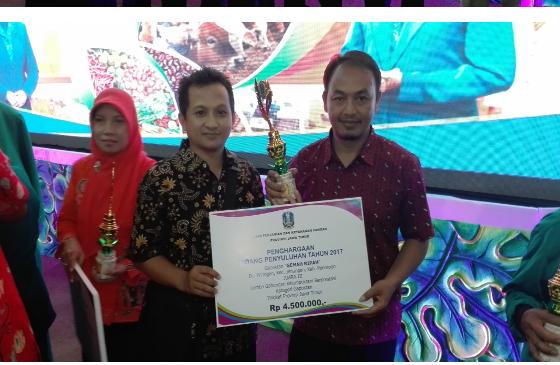 Tajib saat menerima Penghargaan Penyuluhan 2017