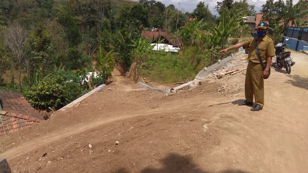 Kepala Desa Tambang Sugianto Tinjau Jalan Poros Desa Tambang Kec. Pudak Ponorogo