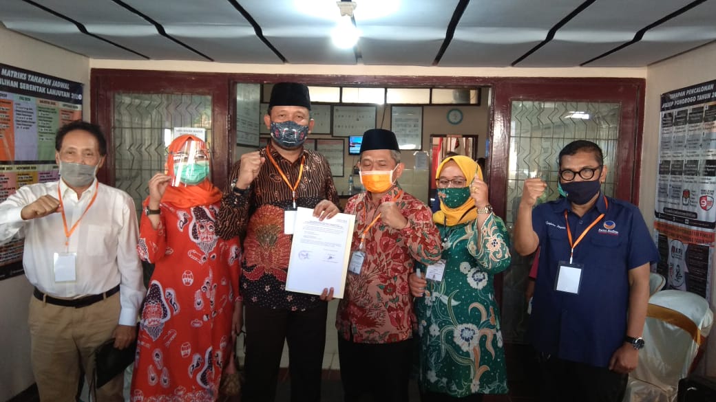 Pasangan Calon Bupati Ponorogo Ipong-Bambang saat mendaftar di KPU Ponorogo