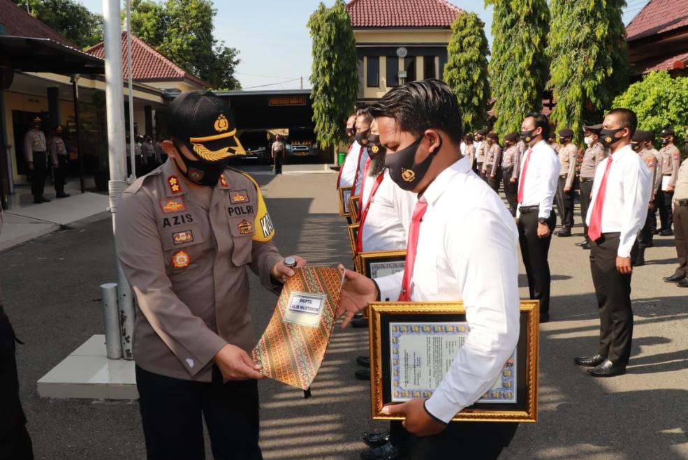 Kapolres Ponorogo AKBP Mochammad Nur  Azis saat memberikan penghargaan kepada anggota Satreskrim