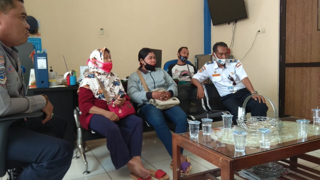 Kaorsatpol Terminal Seloaji Eko Hadi Prasetyo saat bertemu dengan pedangang