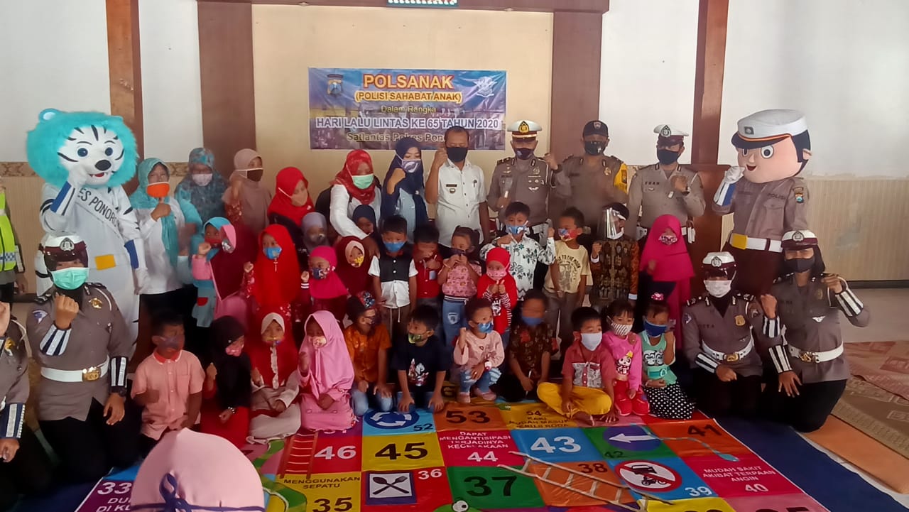 Unit Dikyasa Satlantas Polres Ponorogo saat melaksanakan giat Polisi Sahabat Anak di Desa Karangan Ponorogo