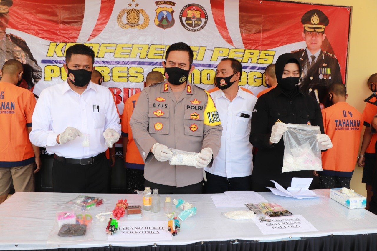 Kapolres Ponorogo Mochammad Nur Azis saat rilis tersangka dan barang bukti