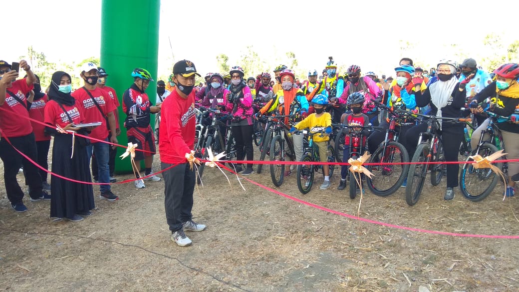 Kepala Desa Pandak Ponorogo saat melepas peserta Gowes JAPAN