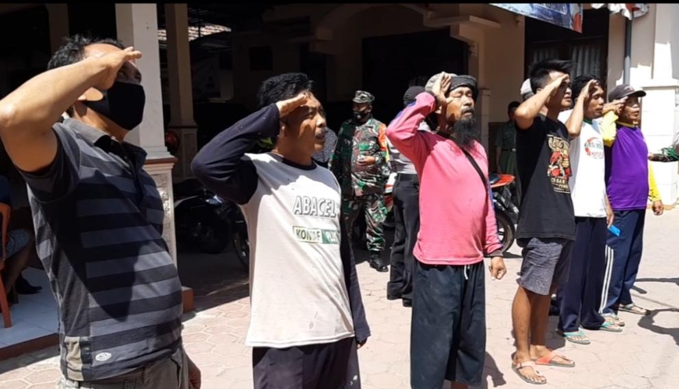 Warga saat terjaring razia masker dihukum menyanyikan Indonesia Raya dan Ucap Pancasila