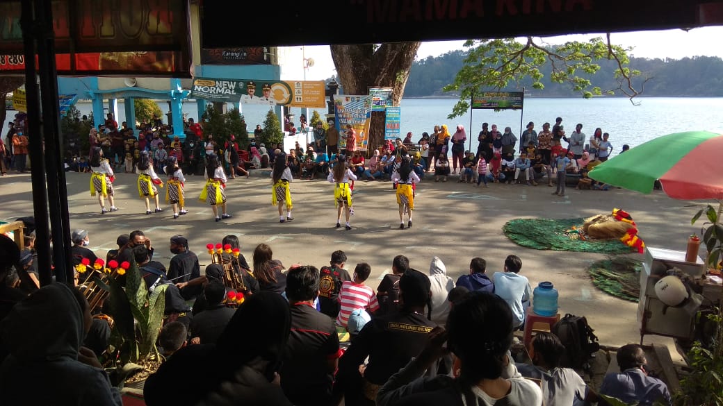 Pagelaran reyog Simo Bathoro di dermaga wisata telaga Ngebel Ponorogo