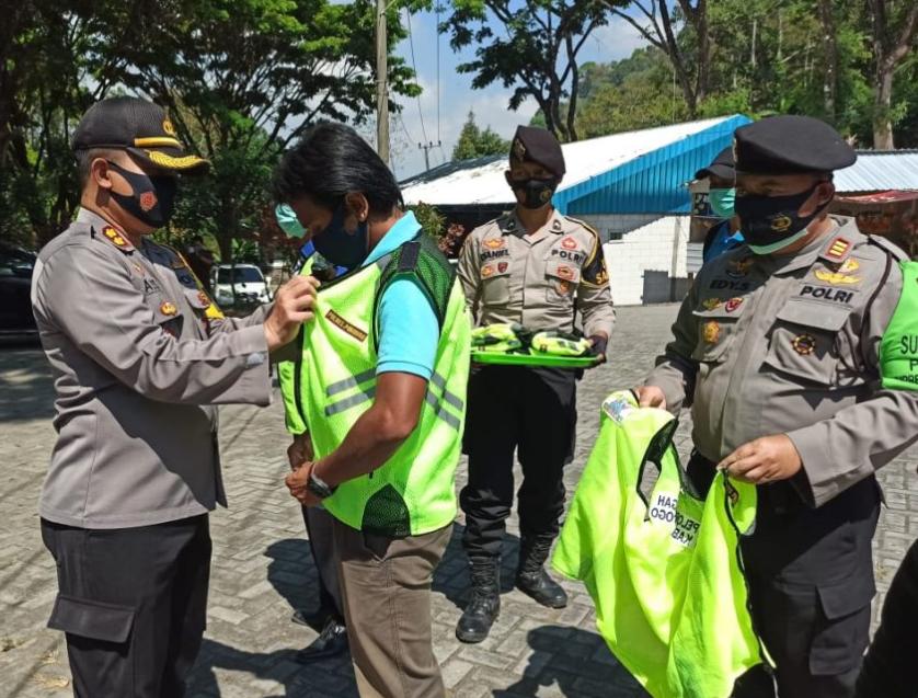 Kapolres Ponorogo AKBP Mochamad Nur Azis sematkan Rompi Satgas Covid 19 di Telaga Ngebel