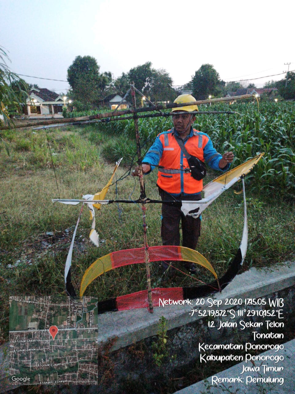 Petugas PLN menujukan layang-layang yang membuat listrik padam (ist)