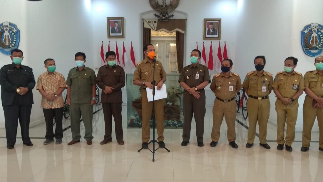 Bupati Ipong Saat sampaiakan atutan perketat kerumuman massa