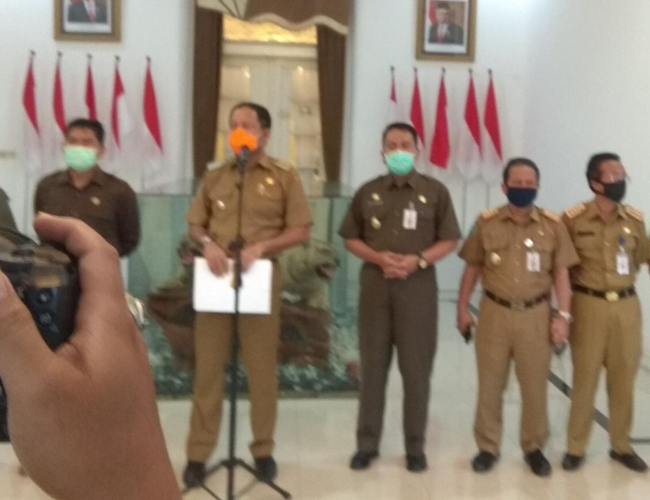 Bupati Ipong saat rilis orang terpapar Covid 19