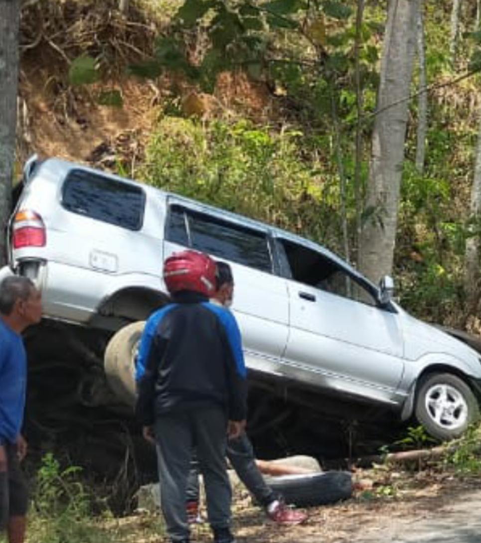 Mobil Panther yang terperosok saat belum di evakuasi