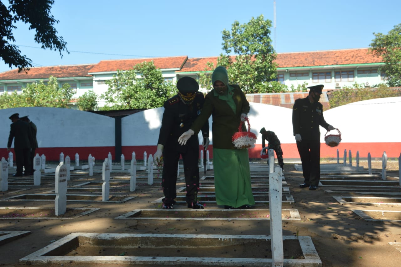 Letkol Inf Sigit Sugiharto saat menabur bunga