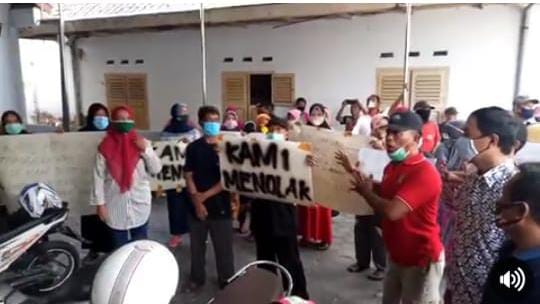 Warga  Tambakbayan saat menyampaikan aspirasi di kantor Kelurahan Tambakbayan