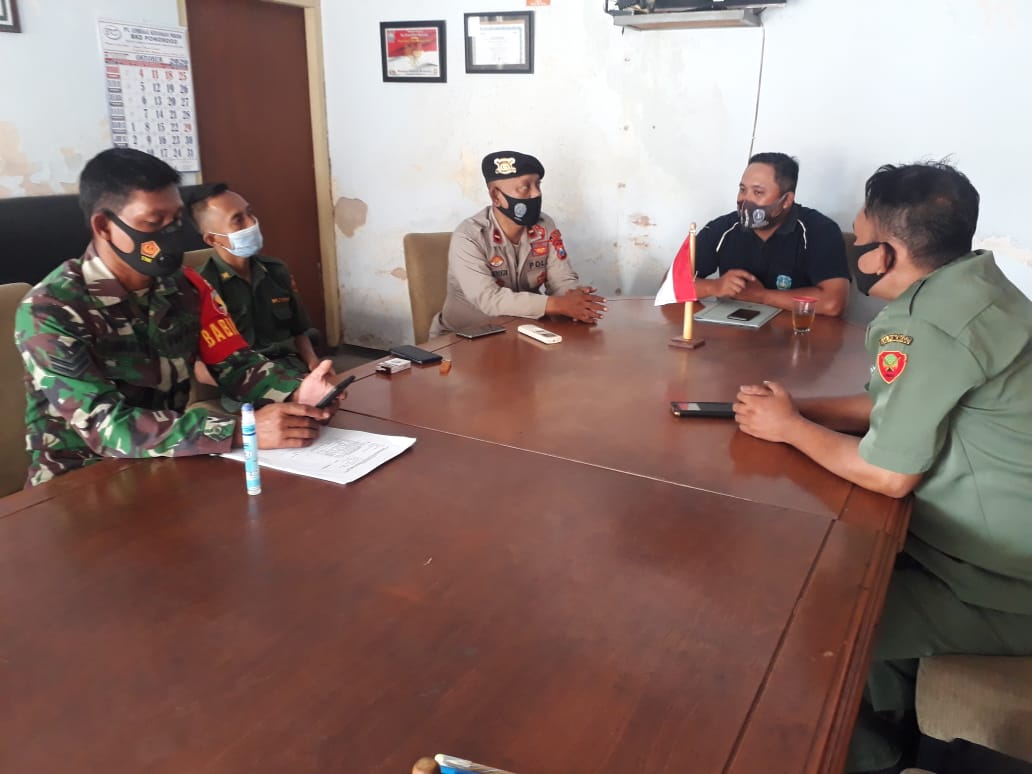 Wakapolsek Slahung saat sambang desa di balai desa Crabak  Kecamatan Slahung