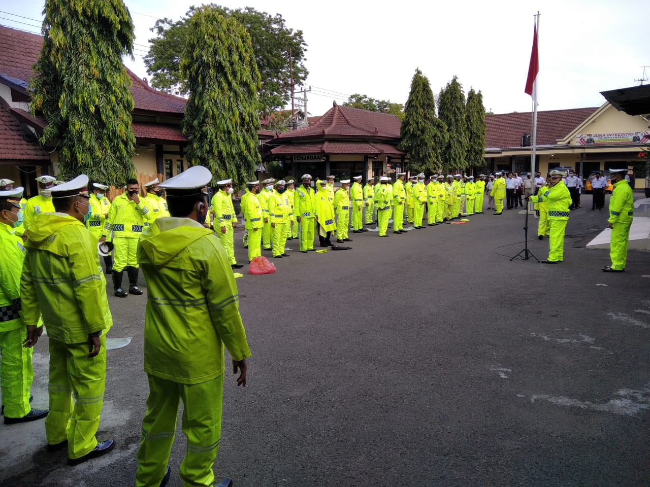 Anggota Satlantas Polres Ponorogo Mengunakan Jas Hujan Saat Apel Pagi