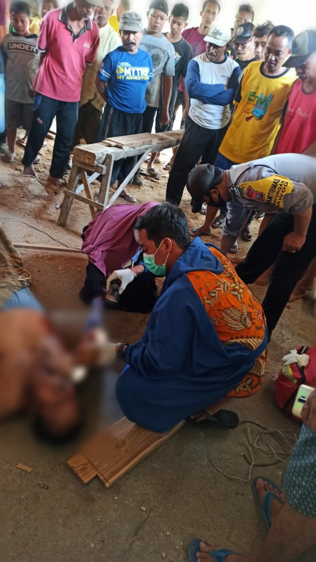 Petugas Polsek Sawoo saat menidentifikasi korban